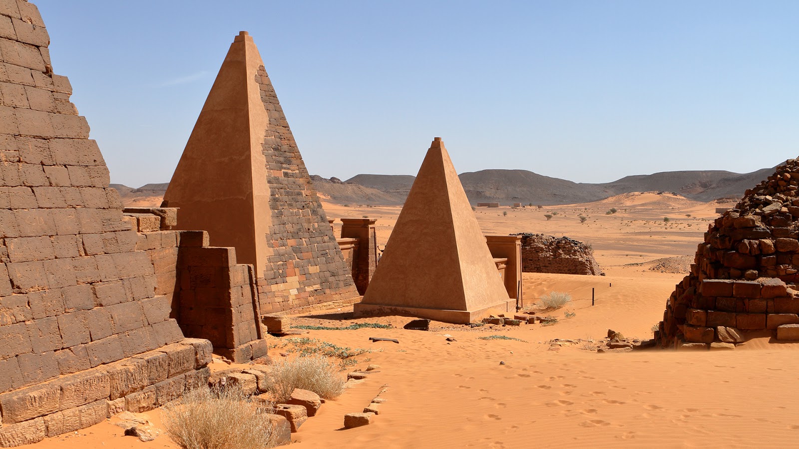 https://nuestrascharlasnocturnas.com/wp-content/uploads/2021/07/652bf-piramides-sudan-9.jpg