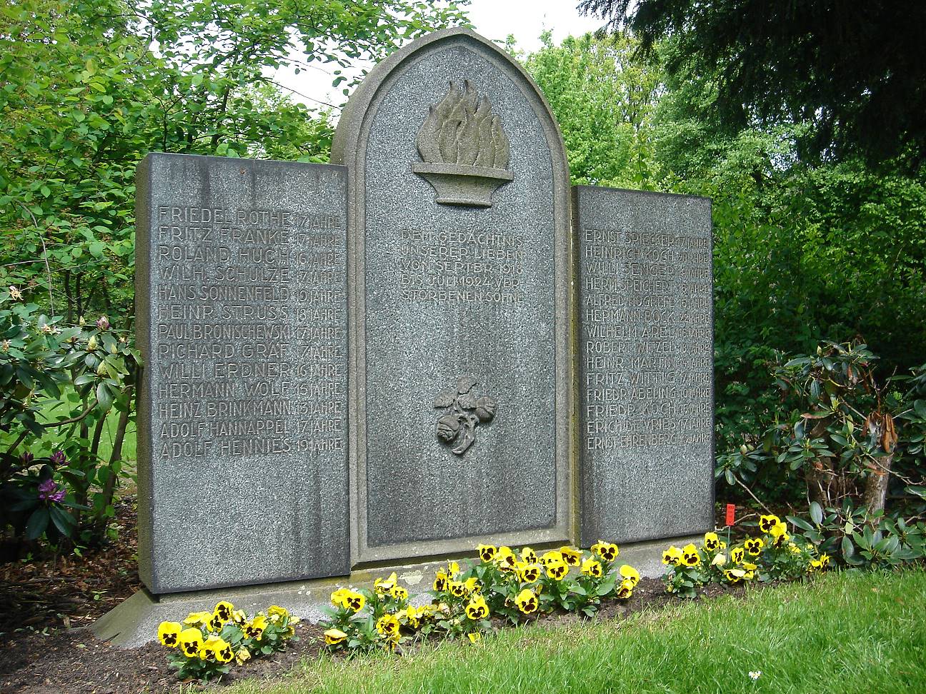 https://nuestrascharlasnocturnas.com/wp-content/uploads/2021/07/f2723-hannover_cemetery_stoecken_grave_fritz_haarmann_victims.jpg